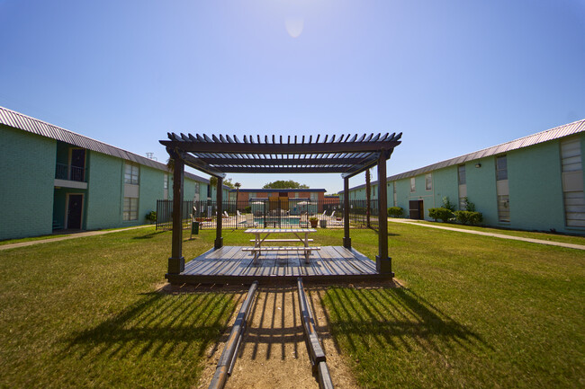 Pergola - Linda Vista Apartments