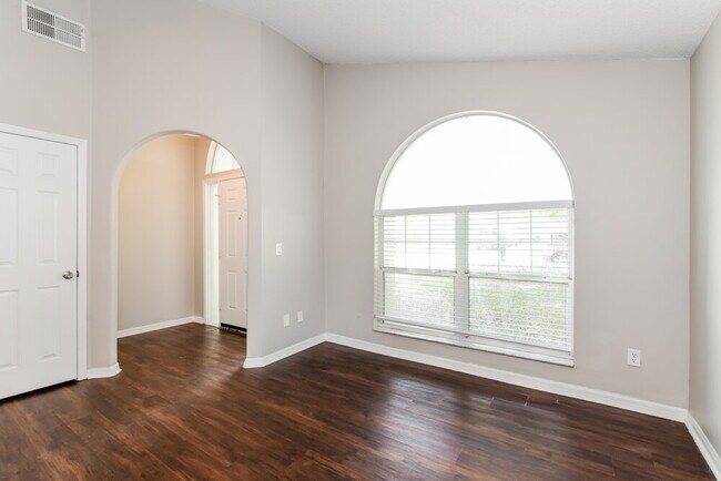 Foto del edificio - 16329 Coopers Hawk Ave