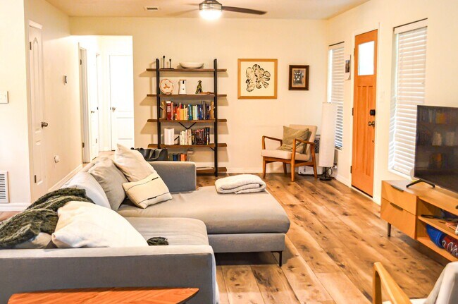 Building Photo - Renovated 3 bedroom 2 bath home in Fernwoo...