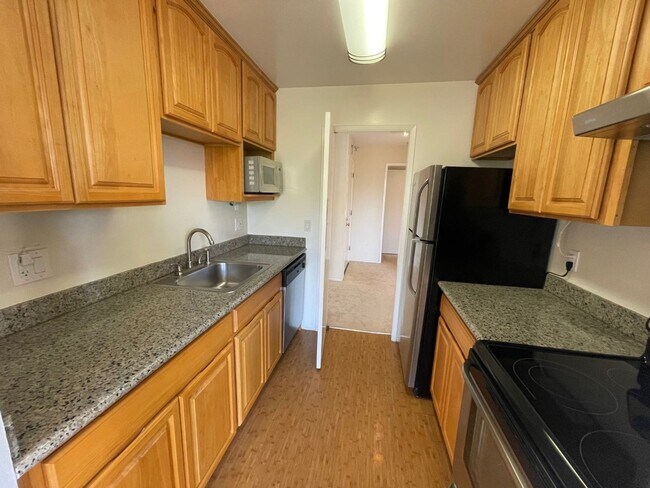 Building Photo - TOP FLOOR 1BD/1BATH Condo Available For Rent at the Watergate Community in Emeryville!!!!