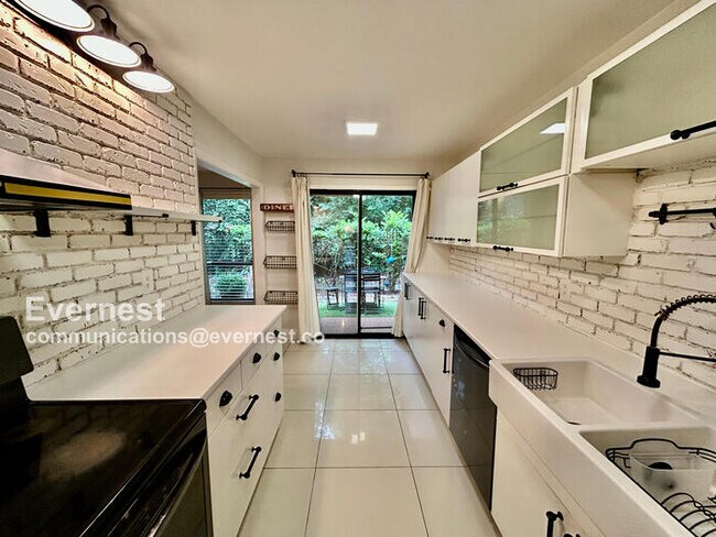 Foto del edificio - 8740 Roswell Rd