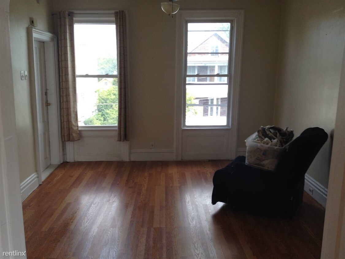Primary Photo - 98 Jackson Ave