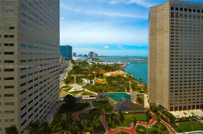 Foto del edificio - 325 S Biscayne Blvd