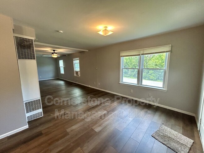 Building Photo - 8255 Lakeview Dr