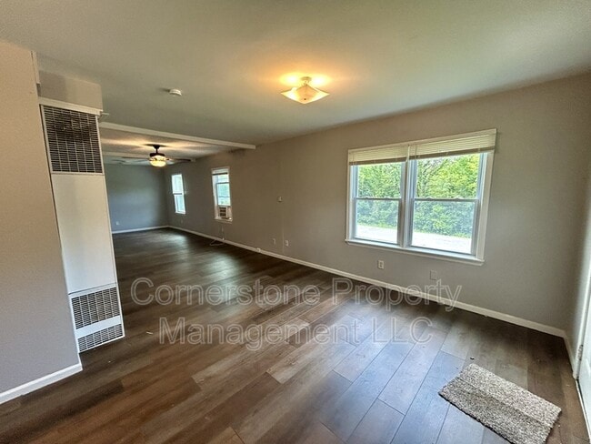 Foto del edificio - 8255 Lakeview Dr