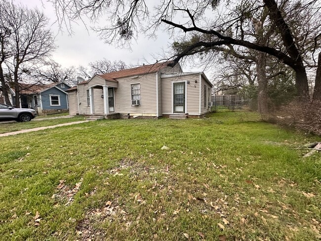 Building Photo - 4 bedroom, 1 bathroom home in Gatesville