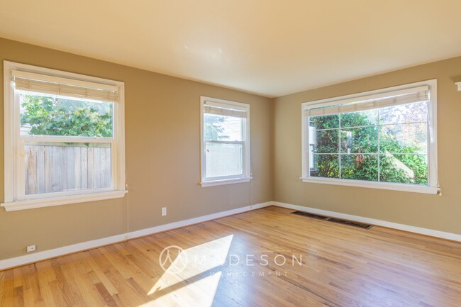 Building Photo - One Month Free Rent! Spacious Magnolia 3 B...