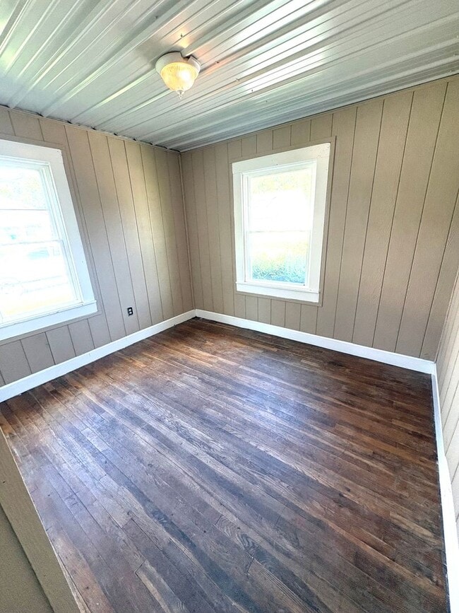 Building Photo - Affordable 3BR in Convenient Glasgow Location!