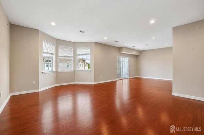 Building Photo - 347 Pond Ln
