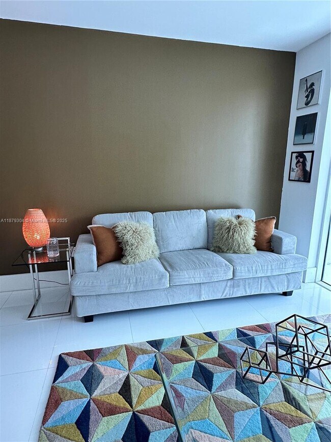 Building Photo - 950 Brickell Bay Dr