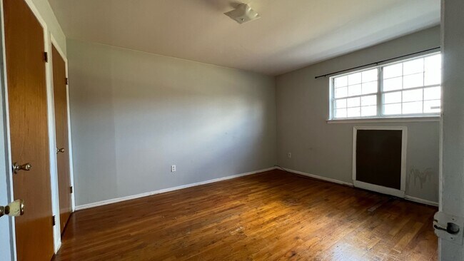 Building Photo - 305 College Dr