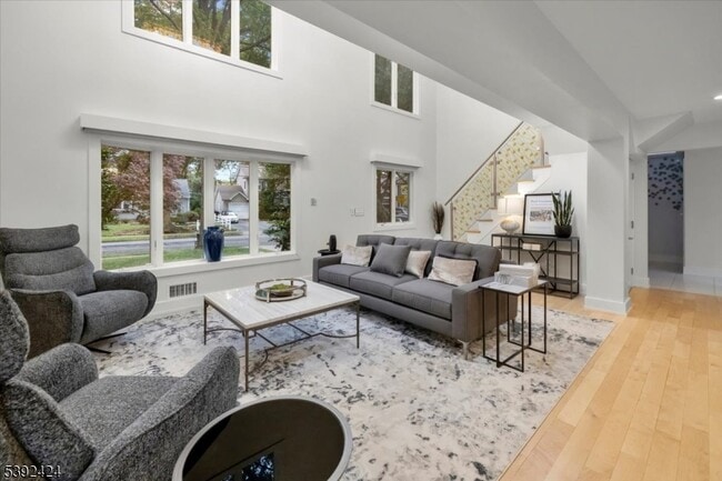 Building Photo - 827 Alden Rd