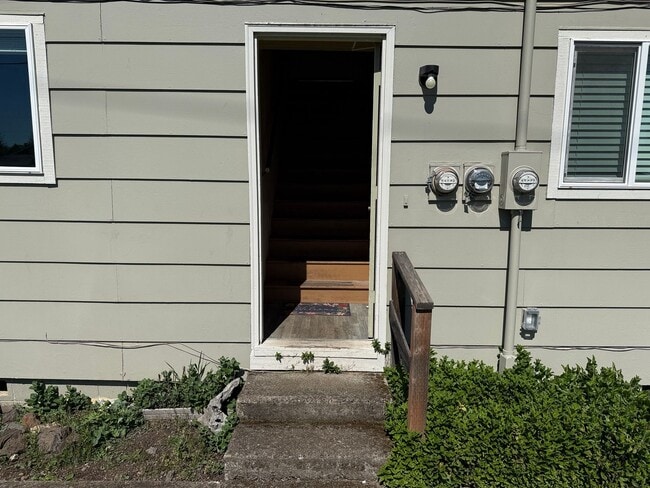 Building Photo - Large upstairs 2 bedroom apartment!