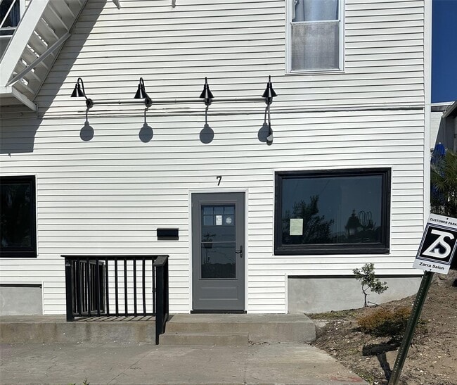 Building Photo - 7 Traders Cove