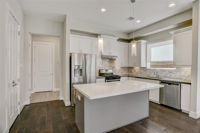 Foto del edificio - 2413 Chapman St