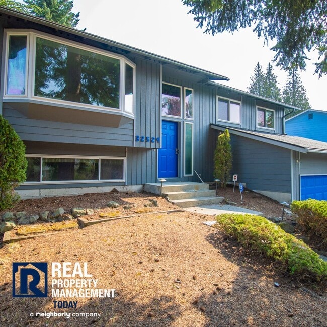 Foto del edificio - Rare 4 Bedroom Plus 4 Bathroom Home!