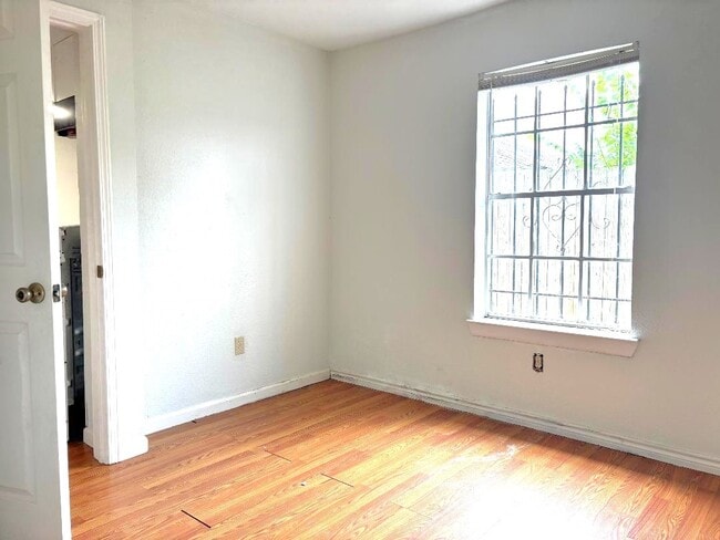 Building Photo - 404 Bowie St