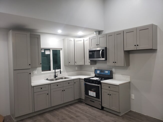 Foto del edificio - 1752 W 82nd St