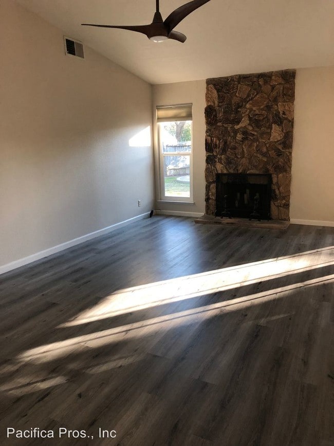 Building Photo - 3 br, 2 bath House - 3936 Kings Way