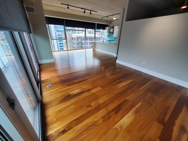 Foto del edificio - 630 N Franklin St