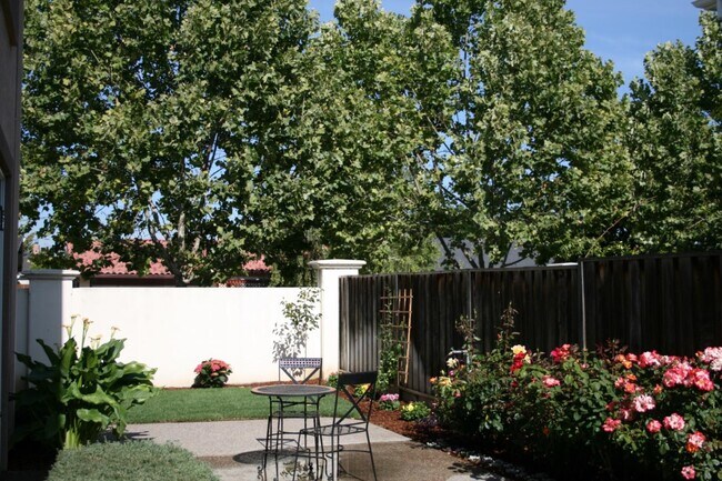 Building Photo - 5947 Pala Mesa Dr