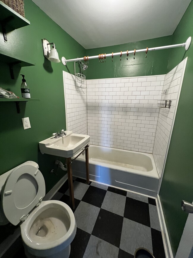 Bathroom with tub/shower - 1903 Hampton Ave