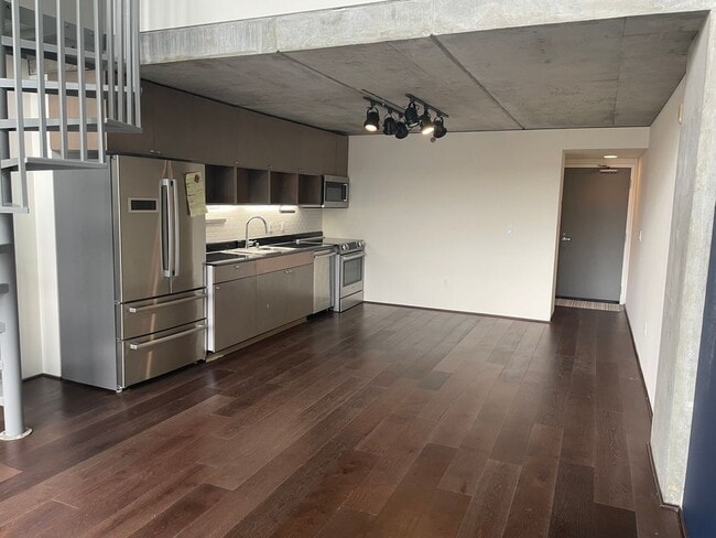 Building Photo - Sun-filled beautiful 1BD loft. Spacious de...