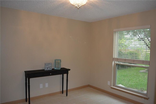 Building Photo - 204 E Embercrest Dr