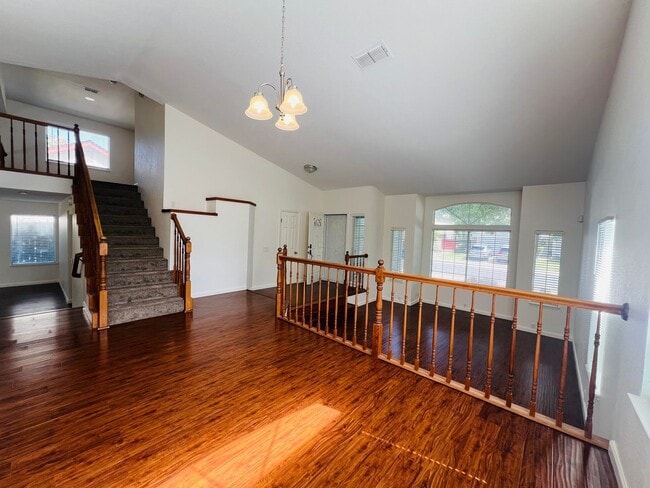 Building Photo - Spacious and Sparkling with New Paint 3 be...
