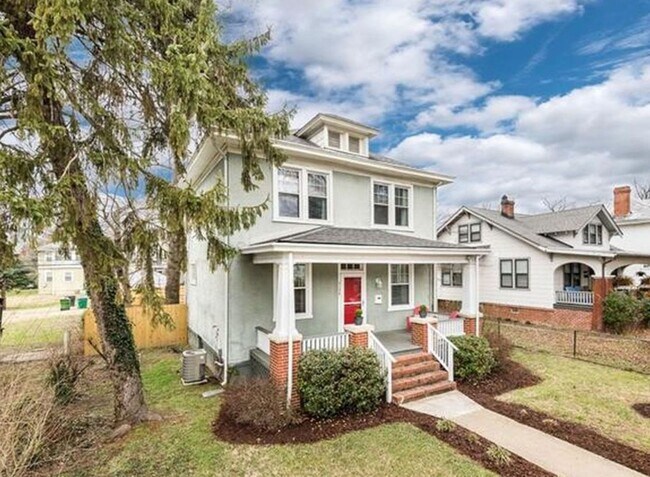 Building Photo - Beautiful 3 Bedroom Home in Historic Brook...