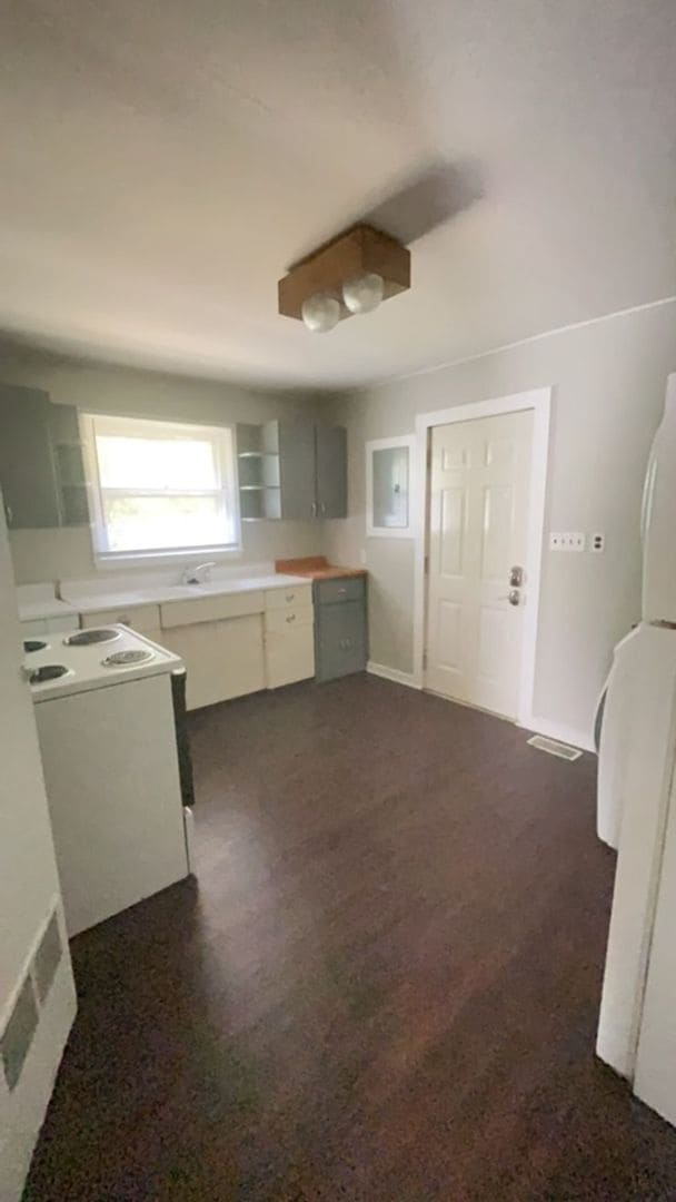 Building Photo - Massive Loft Area