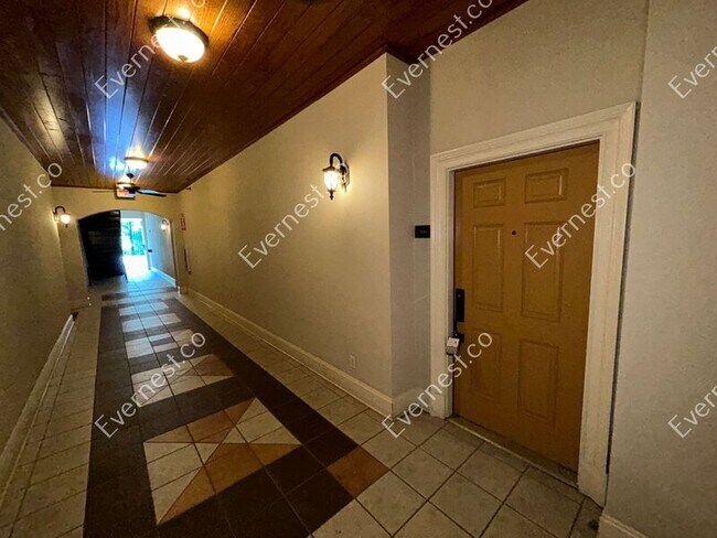 Building Photo - 828 Highland Ln NE