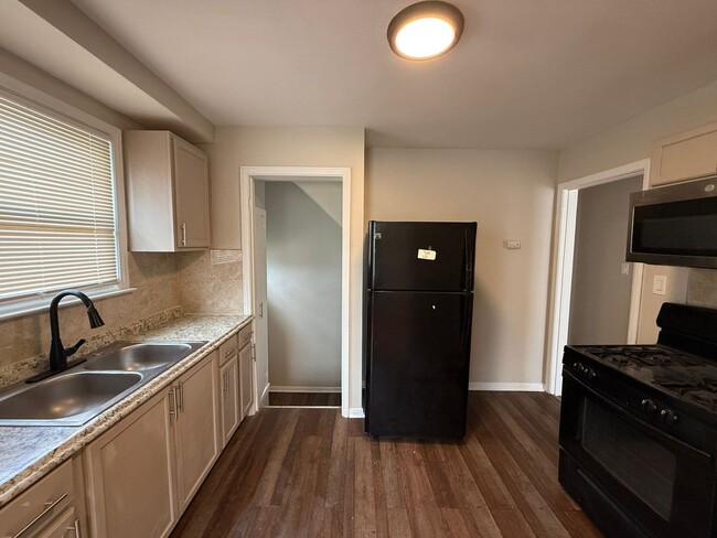 Building Photo - Renovated 3-Bedroom Home – We Welcome Sect...