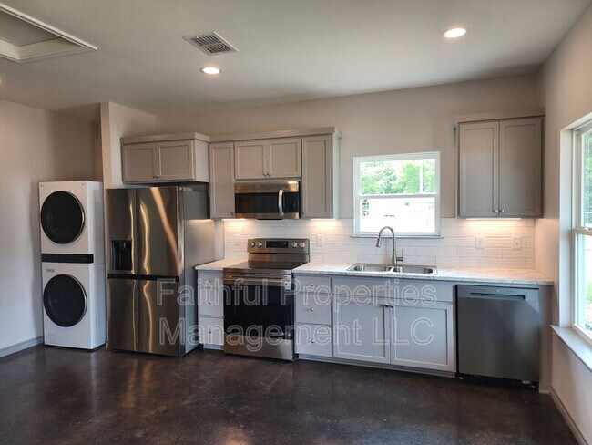 Building Photo - 407 N Logan Ln