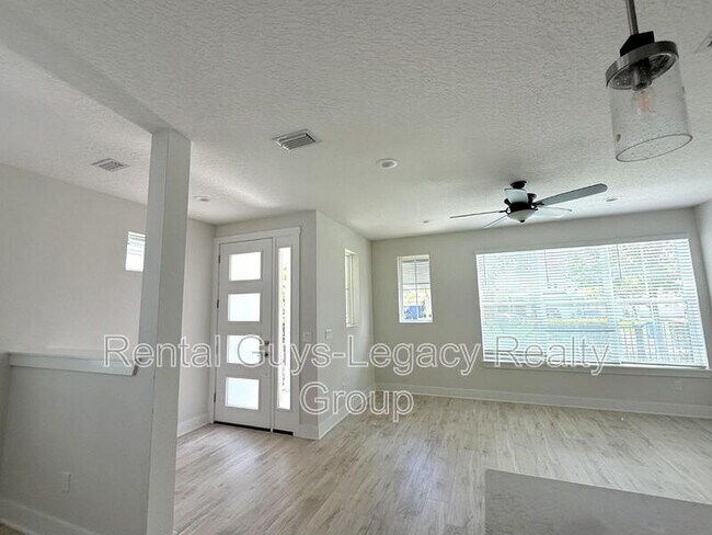Foto del edificio - 409 Crestview Dr