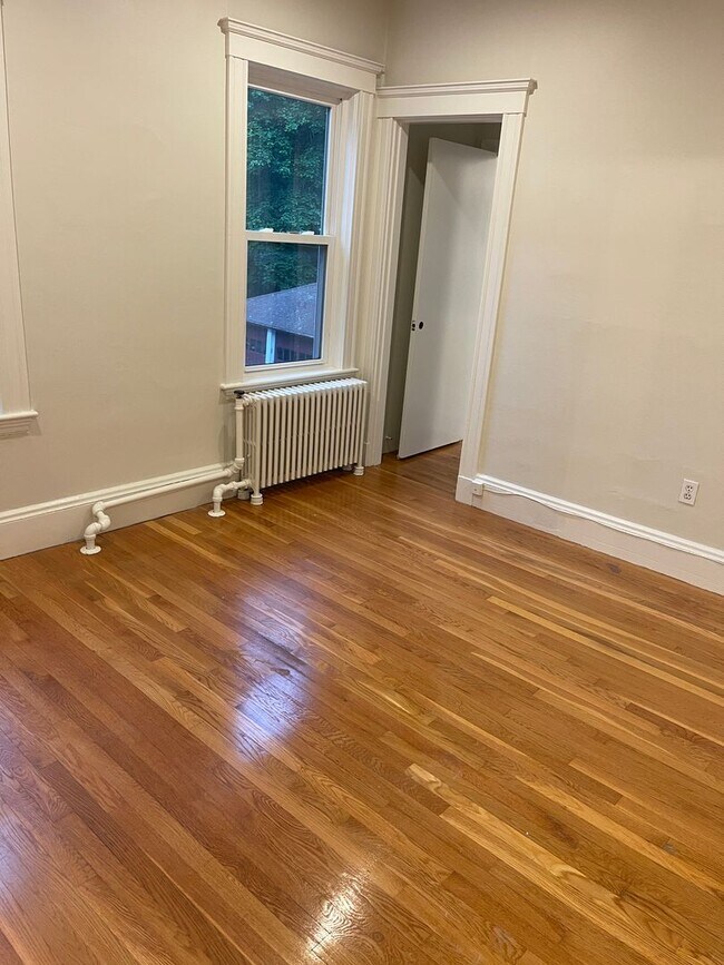 Foto del edificio - Large two bedroom + office w/garage parking