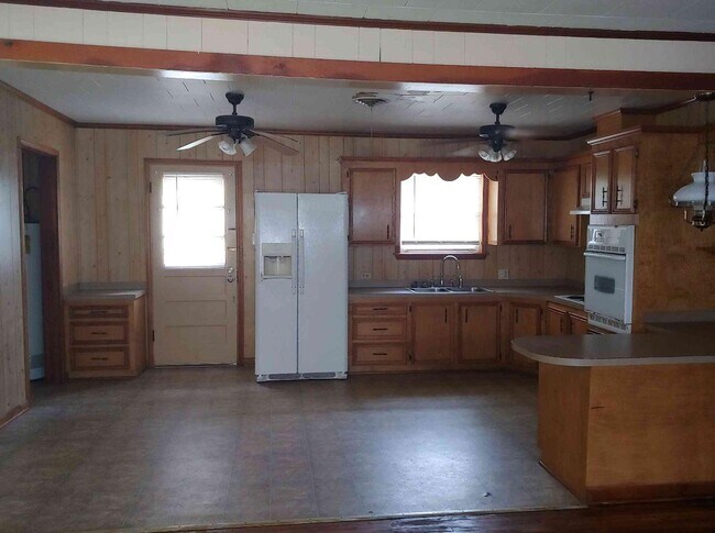 Kitchen with appliances - 1715 N Cutting Ave