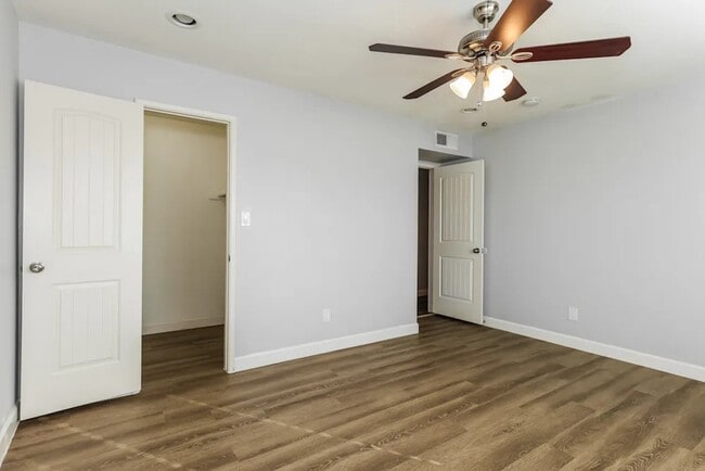 Building Photo - 6101 S Parkside Dr