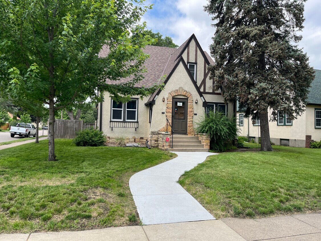 Foto principal - 4003 Quail Ave N