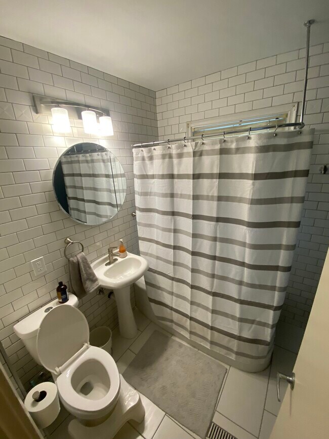 Foto del edificio - 1467 Charles Ave