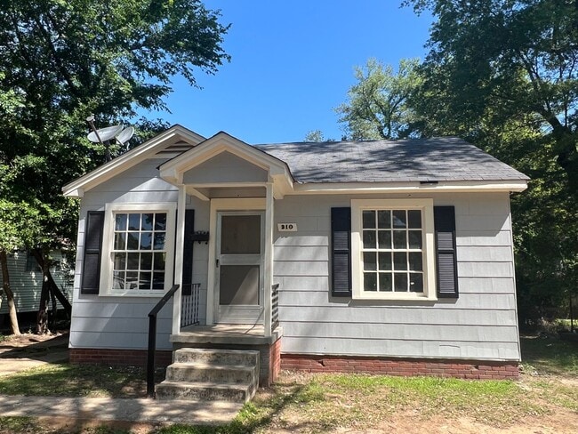 Building Photo - 2 Bedroom 1 Bath