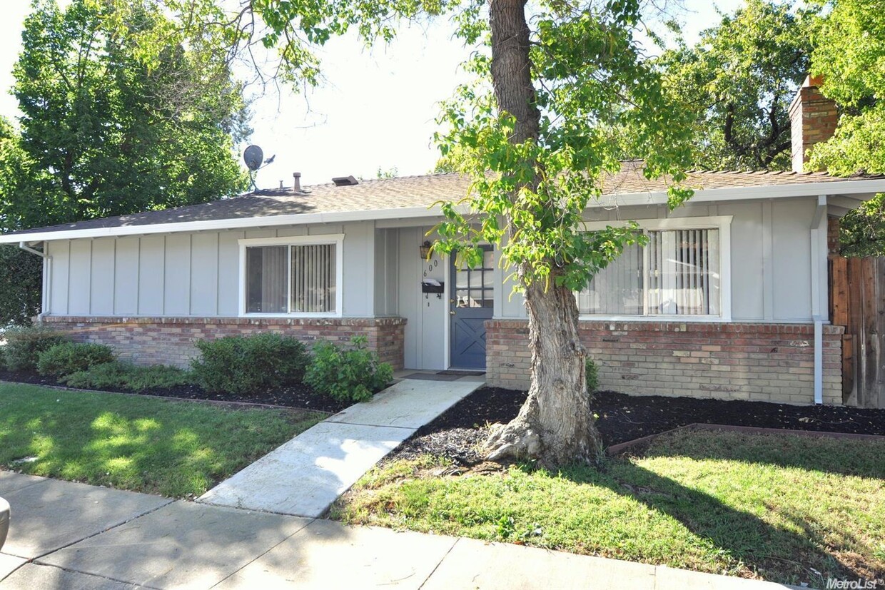 Foto principal - Fabulous central Davis location!