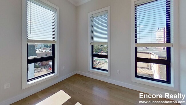 Foto del edificio - 16-18 Highgate St. (Roomate Rental) Unit 307