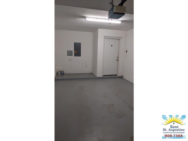 Building Photo - 1/2 off first month's rent on Pristine Spa...