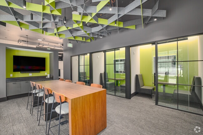 24/7 Business Center - AVE Constitution