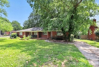 Building Photo - 2642 Arnold Dr