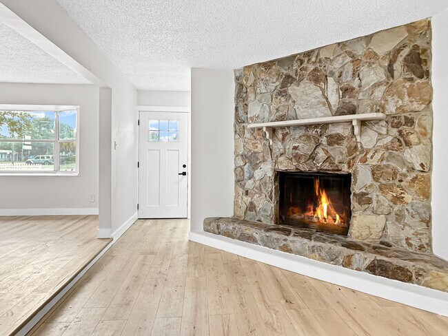 Foto del edificio - SECTION 8 ACCEPTED! Spacious Updated Home in St. Petersburg with a Large Backyard - 4bed | 2bed
