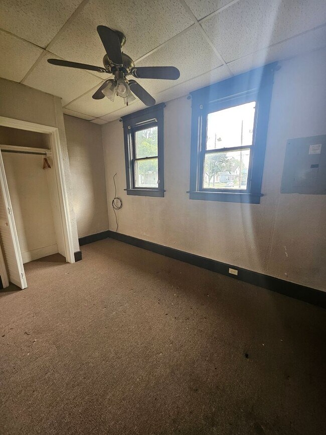 Building Photo - 903 W 4th St