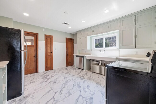 Foto del edificio - 1485 E Friess Lake Dr