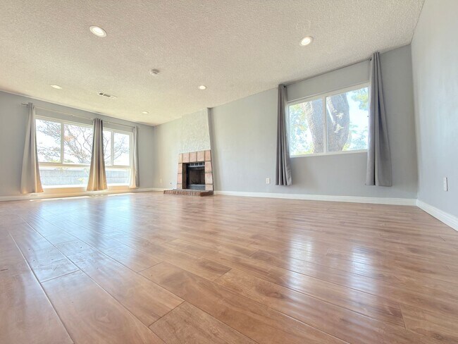 Foto del edificio - Beautiful Northridge 4BR Retreat with Large Backyard - Detached Garage